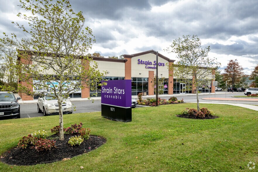 More Photos Of 1871 Old Country Rd, Riverhead Storefront For Lease