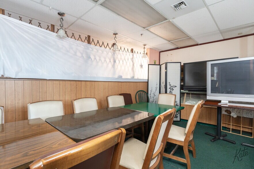 More Photos Of 2001 Airport Way, Fairbanks Restaurant For Sale