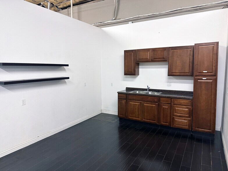 More Photos Of 212 W Magnolia Blvd, Burbank Light Distribution For Lease