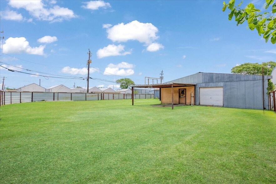 More Photos Of 6334 Midvale Ave, Houston Warehouse For Lease