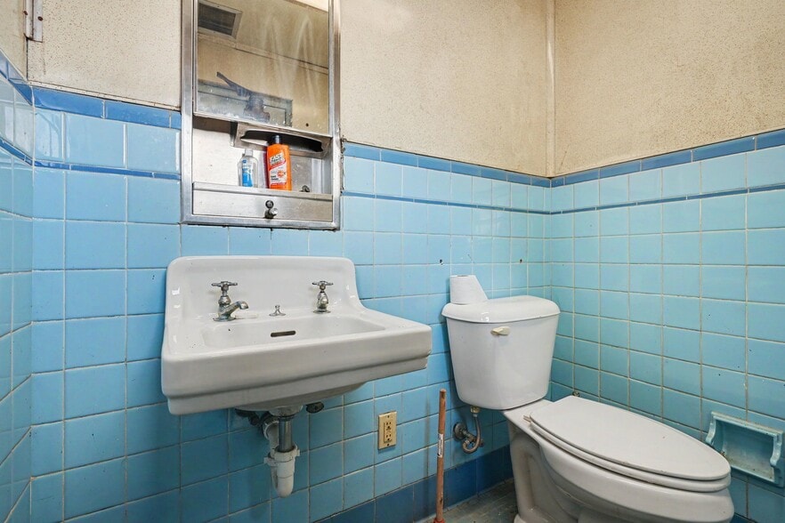 More Photos Of 3528 Harrison Ave, Cincinnati Auto Repair For Sale