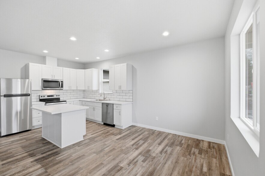 More Photos Of 1230 49th Ave, Sweet Home Multifamily For Sale