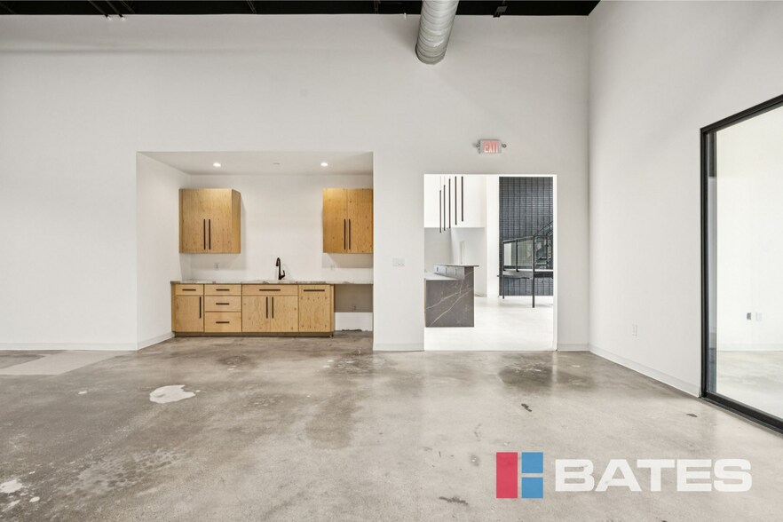 More Photos Of 131 Yorktown St, Dallas Showroom For Sale
