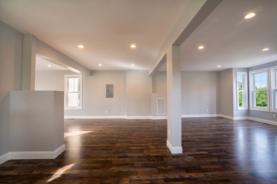 More Photos Of 49 Landing Ave, Smithtown Office Residential For Lease