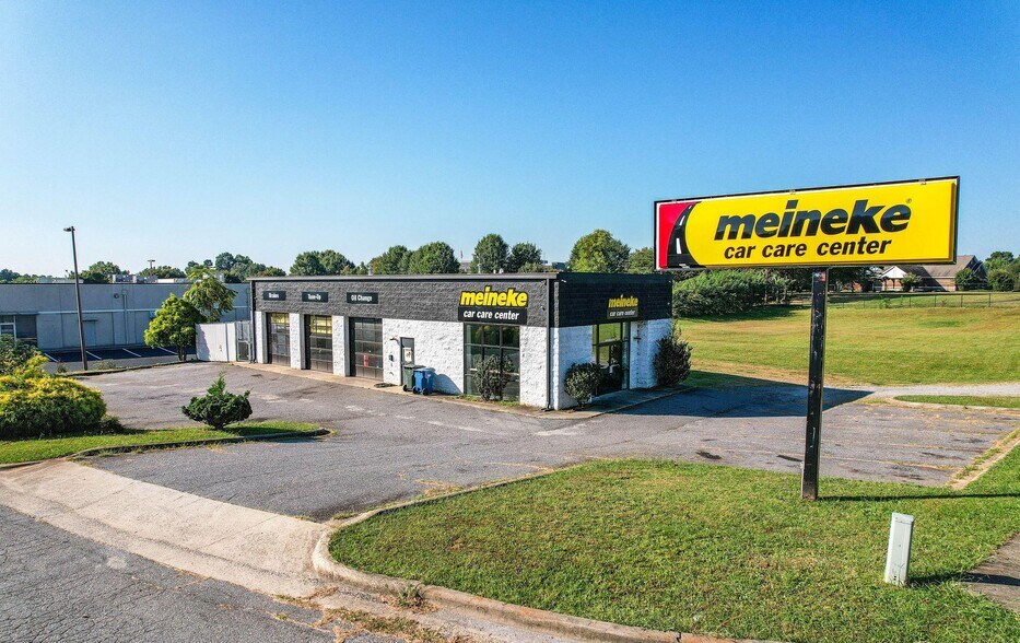 Primary Photo Of 1052 11th Ave Blvd SE, Hickory Auto Repair For Sale