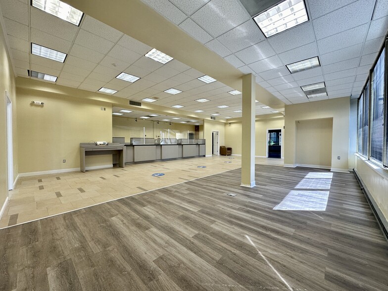 More Photos Of 8 Lester St, Martinsville General Retail For Sale