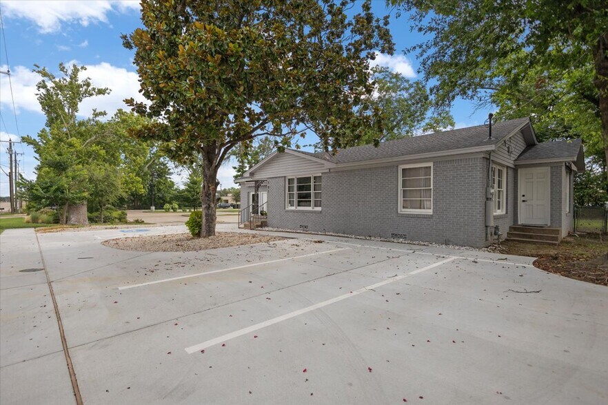 More Photos Of 501 N Main St, Lindale Office For Sale