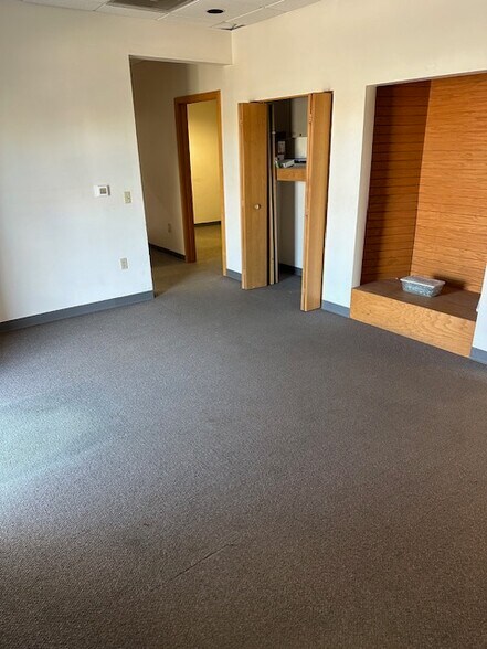 More Photos Of 2211-2219 Eagle Dr, Middleton Flex For Lease