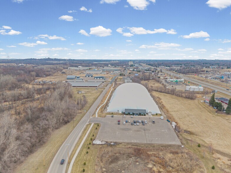 More Photos Of 901 Cannon Rd S, Dundas Sports And Entertainment For Sale