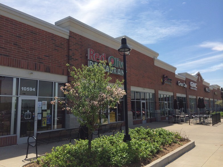 More Photos Of 10400-10490 Highland Rd, Hartland Unknown For Lease