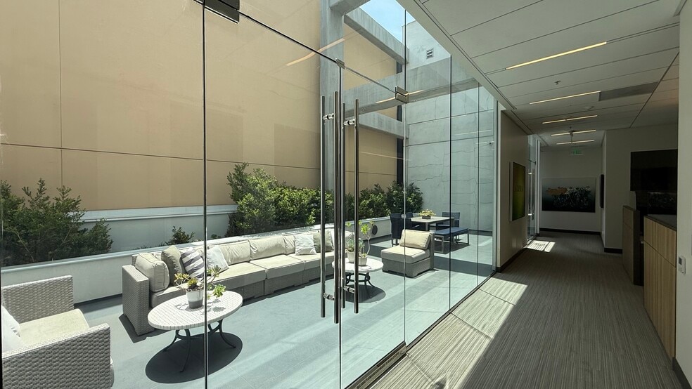 More Photos Of 243 N Canon Dr, Beverly Hills Office For Lease