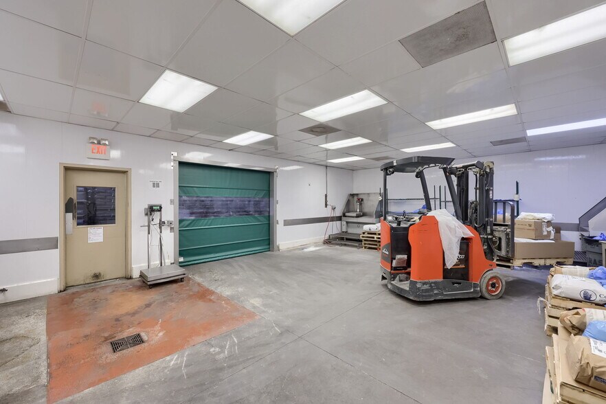 More Photos Of 301 Commerce Dr, New Holland Warehouse For Sale