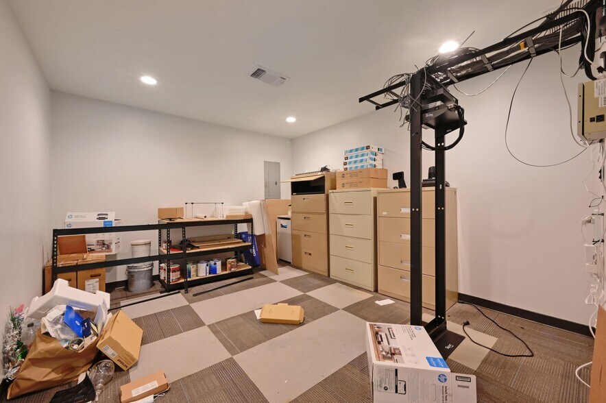 More Photos Of 103 Krebs Ln, Austin Freestanding For Lease