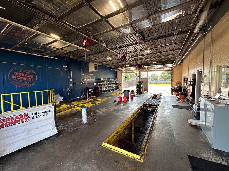 More Photos Of 7760 N Lindbergh Blvd, Hazelwood Auto Repair For Lease