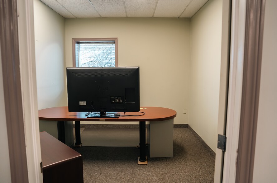 More Photos Of 200 Eastport Blvd, Hamilton Warehouse For Lease