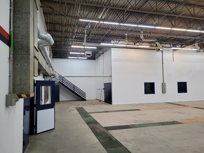 More Photos Of 400 Commerce Ct, Vadnais Heights Manufacturing For Sale