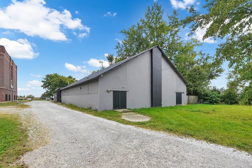 More Photos Of 10843 Foundation Rd, Croton Showroom For Lease