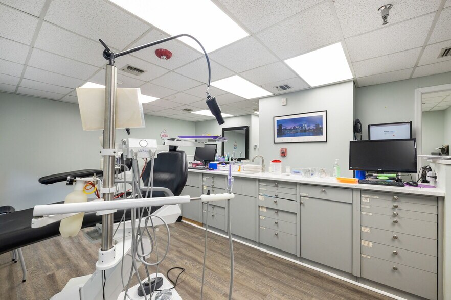 More Photos Of 500 New Hempstead Rd, New City Medical For Sale