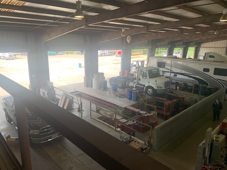 More Photos Of 18700 US Highway 59, New Caney Warehouse For Lease