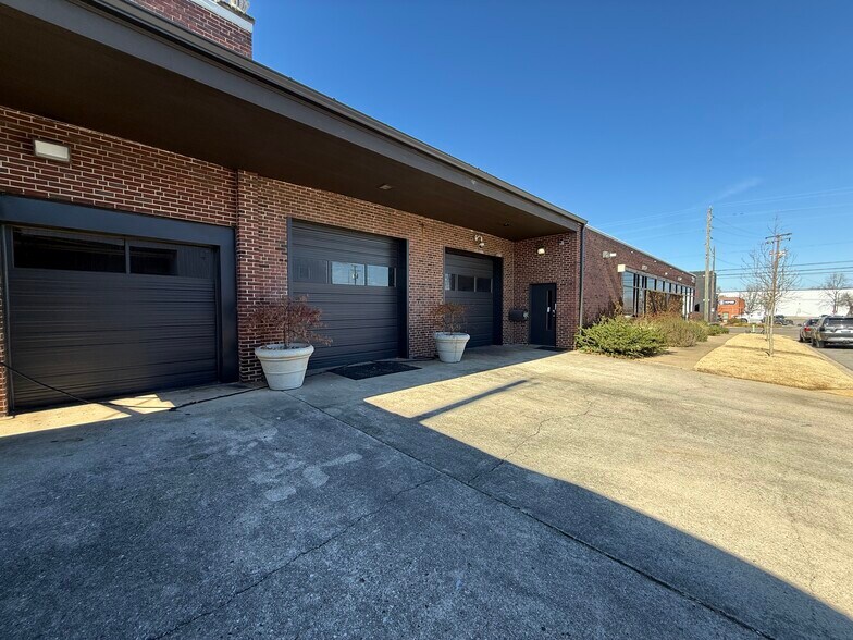 More Photos Of 3029 3rd Ave S, Birmingham Showroom For Lease