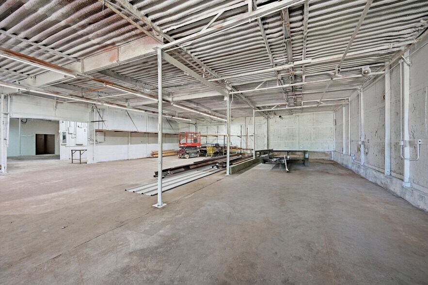 More Photos Of 613 S Armstrong Ave, Denison Warehouse For Sale