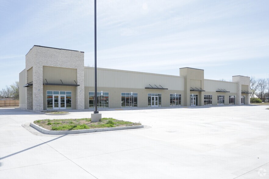 More Photos Of 900 Meriweather St, Okmulgee General Retail For Lease
