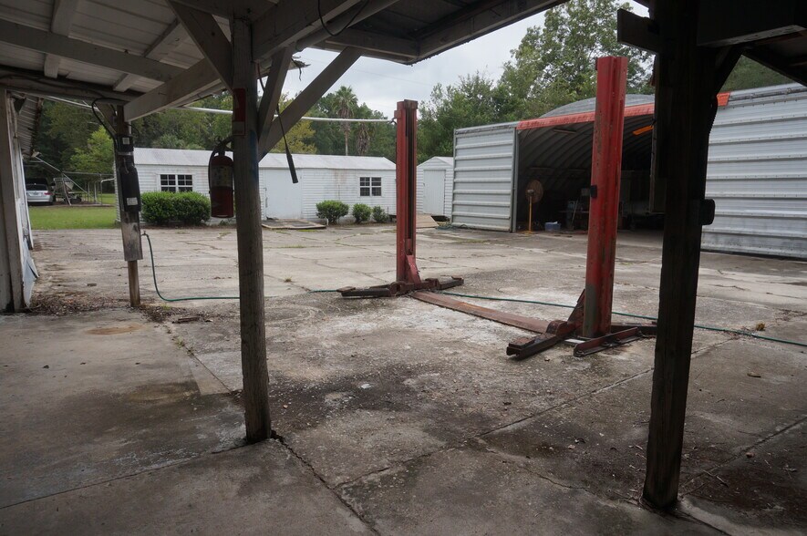 More Photos Of 165 Porsche Ln, Crawfordville Warehouse For Sale