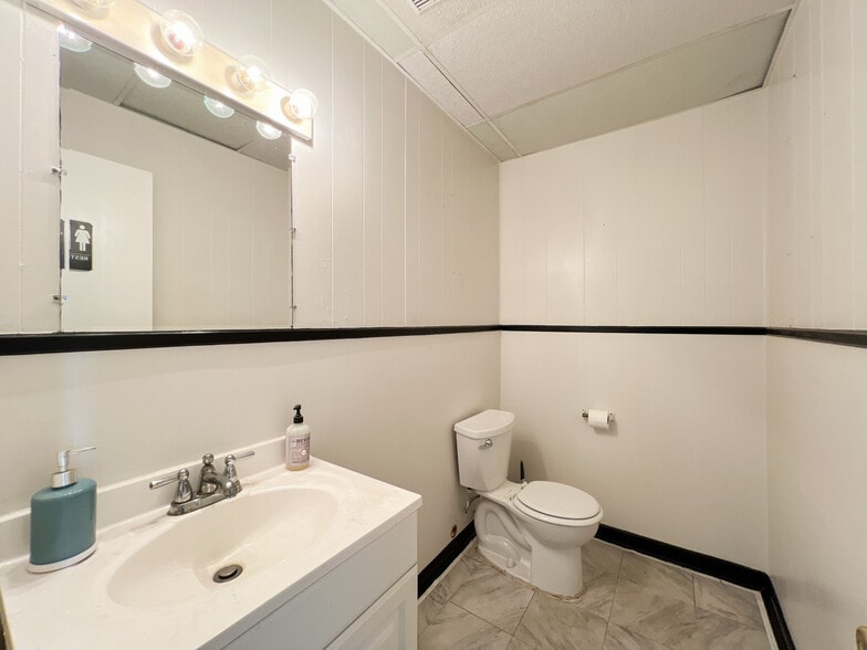 More Photos Of 200-210 Pailet Dr, Harvey Flex For Lease