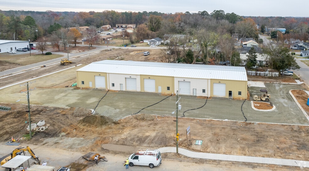 More Photos Of 904 E Russell St, Fayetteville Light Distribution For Lease