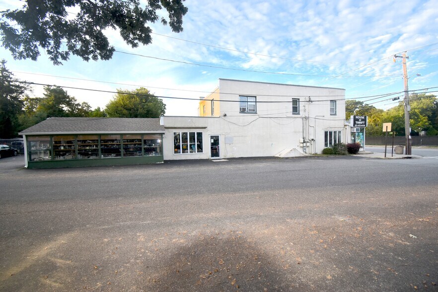 More Photos Of 362-364 Larkfield Rd, East Northport Storefront Retail Residential For Lease