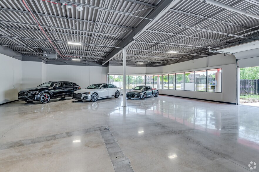 More Photos Of 8949 N Deerbrook Trl, Brown Deer Light Distribution For Sale