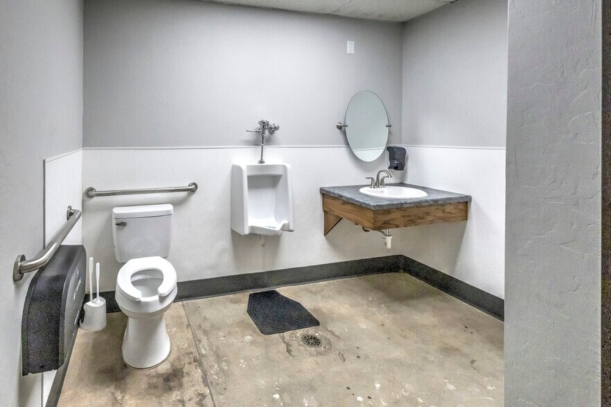 More Photos Of 1909 N Highway 81, Duncan Auto Dealership For Sale