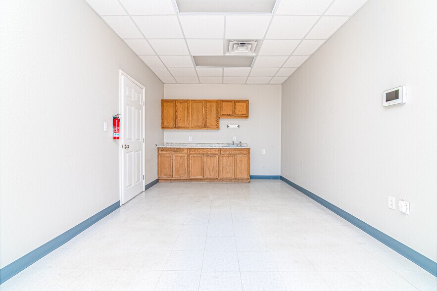 More Photos Of 10691 W Murphy St, Odessa Industrial For Lease