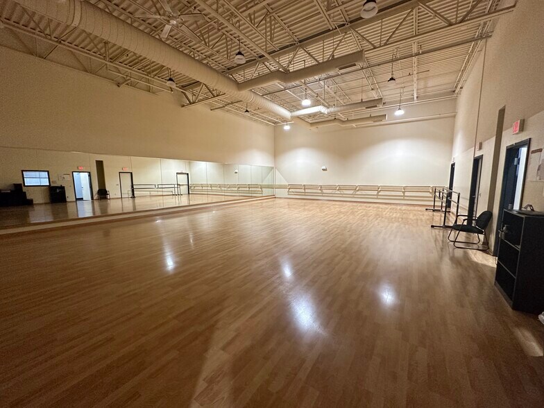 More Photos Of S63W13700 Janesville Rd, Muskego General Retail For Lease