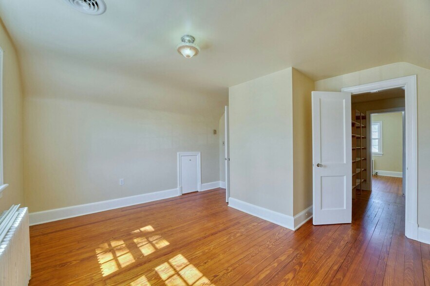 More Photos Of 121 N Hatcher Ave, Purcellville Office For Sale