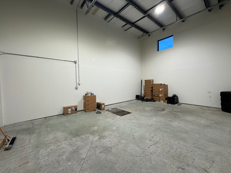 More Photos Of 9601 116 St, Grande Prairie Warehouse For Lease