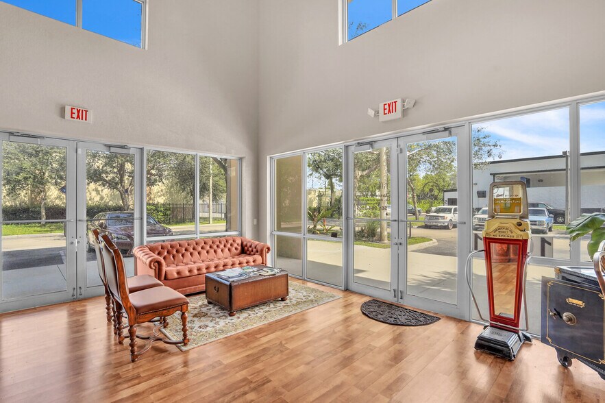 More Photos Of 10101 Lantana Rd, Lake Worth Showroom For Sale