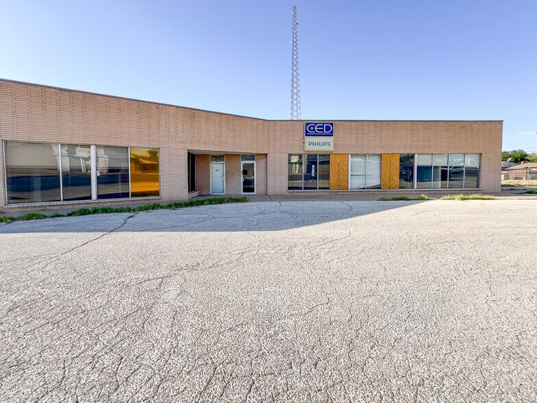 Primary Photo Of 305 E University Blvd, Odessa Storefront Retail Office For Lease