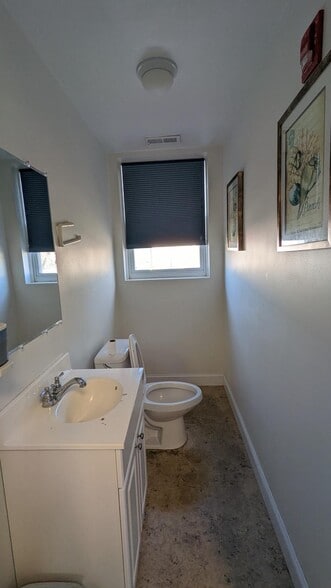 More Photos Of 717 Longfellow St, Woodbine Warehouse For Lease