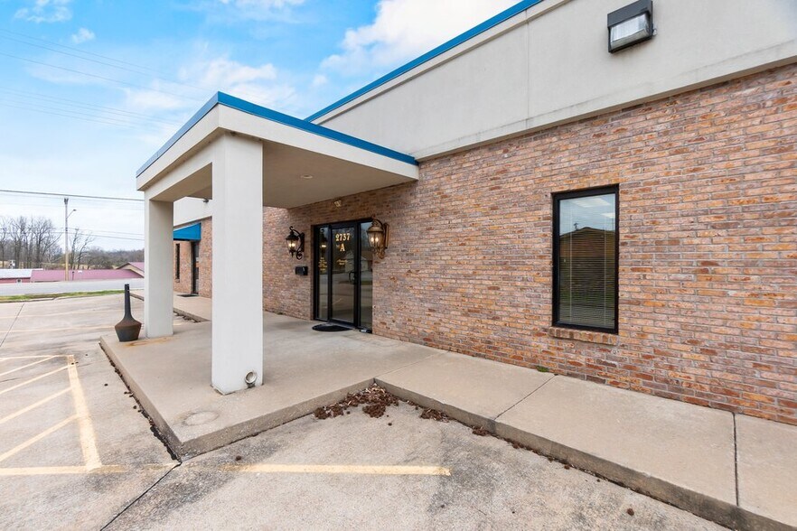 More Photos Of 2737 E Jackson Blvd, Jackson Medical For Lease