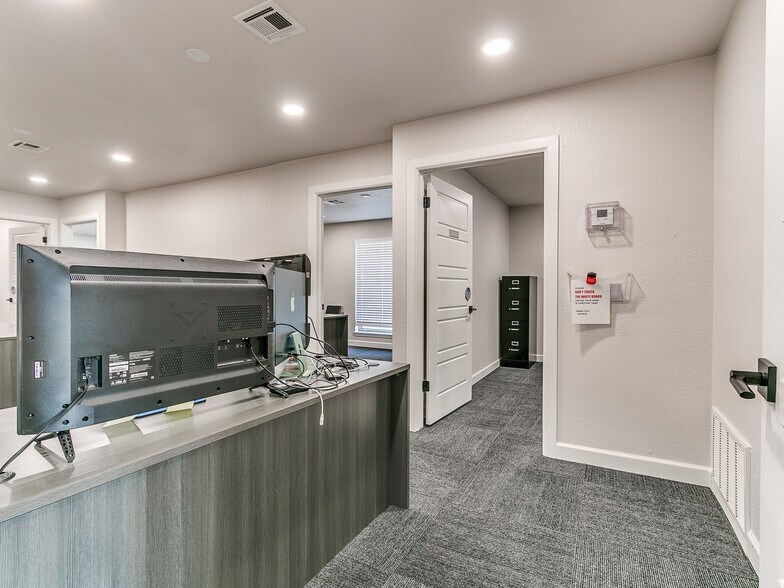 More Photos Of 2520 NW 39th St, Oklahoma City Office For Sale