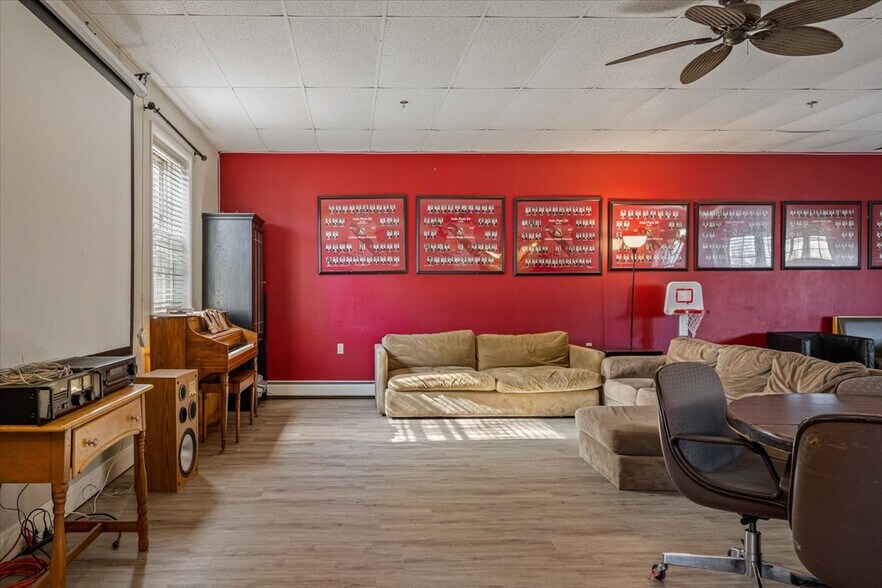 More Photos Of 928 W Hillcrest Dr, Dekalb Sorority Fraternity House For Sale