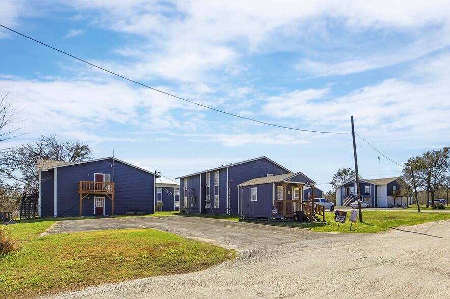 More Photos Of 1105 Westwood Ln, Giddings Apartments For Sale