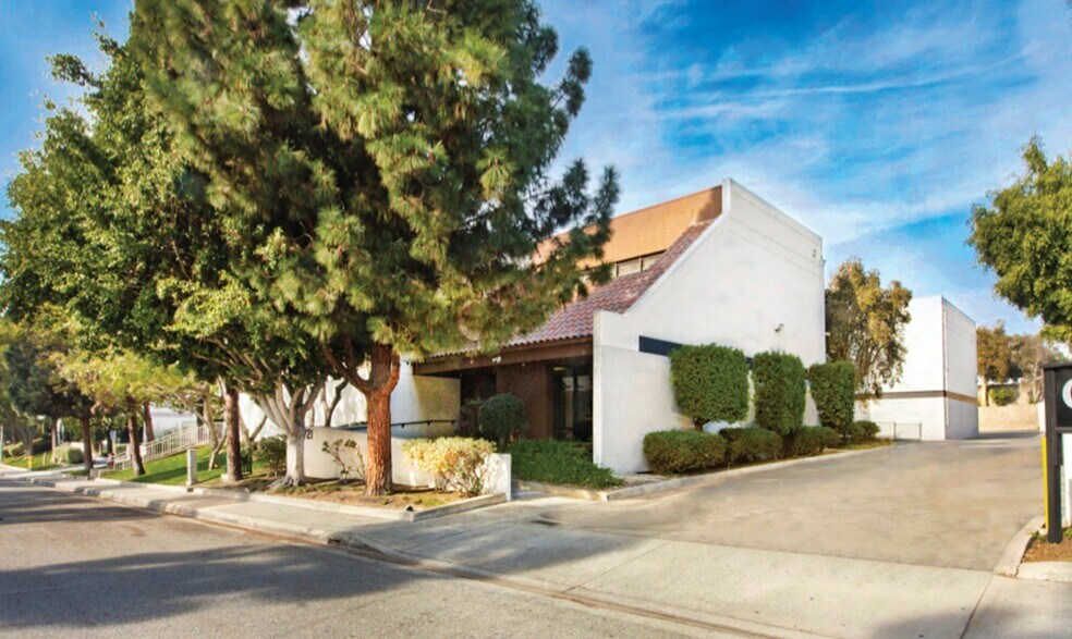 Primary Photo Of 5721 Buckingham Pky, Culver City Warehouse For Lease