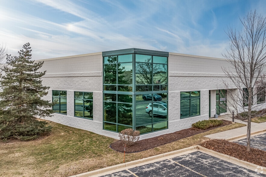 More Photos Of W165 N5815 Ridgewood Dr, Menomonee Falls Showroom For Lease