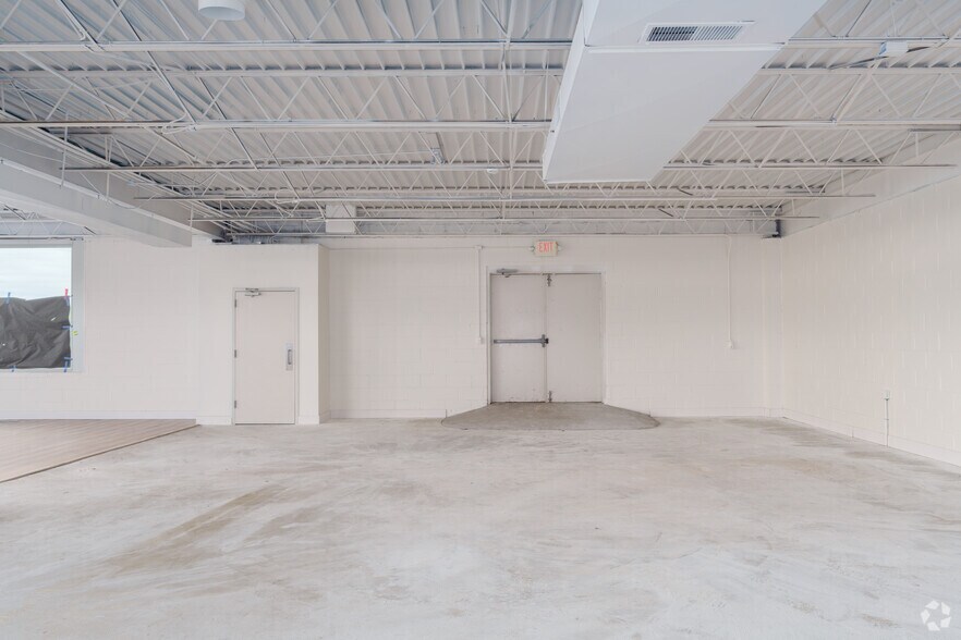 More Photos Of 1560 Veterans Memorial Pkwy, Saint Charles Unknown For Lease