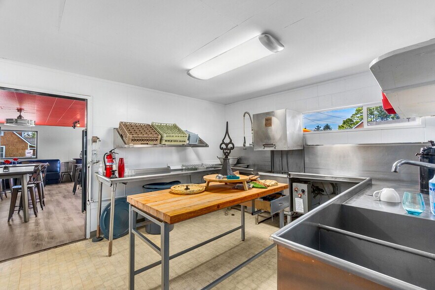 More Photos Of 402 Montesano St, Westport Flex For Sale