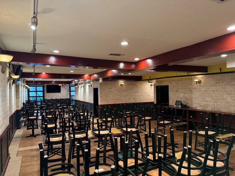More Photos Of 737-739 N La Salle Dr, Chicago Storefront Retail Office For Lease