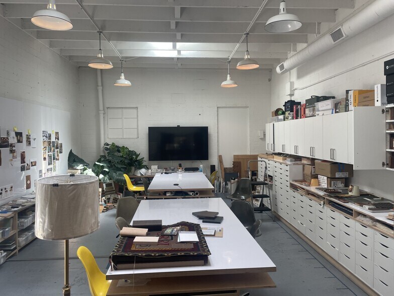 More Photos Of 104 W Annie St, Austin Office For Lease