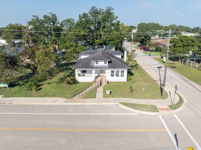 More Photos Of 1119 Smith St, Waller Office Residential For Lease